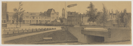 28232 Gezicht op het Willem van Noortplein te Utrecht uit het noorden met een overvliegende zeppelin; rechts de Willem ...